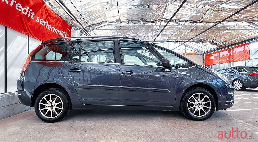 2011' Citroen C4 Picasso photo #6