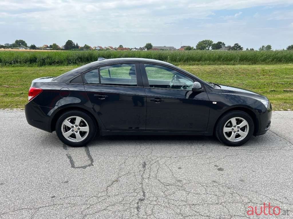 2011' Chevrolet Cruze photo #5