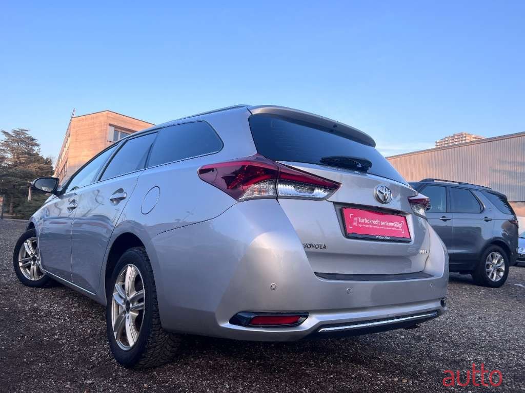2015' Toyota Auris photo #4