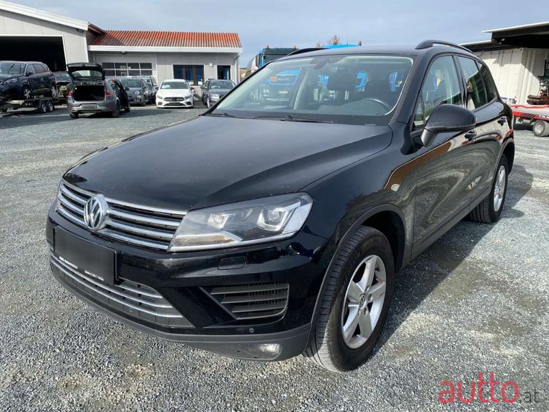 2016' Volkswagen Touareg photo #3