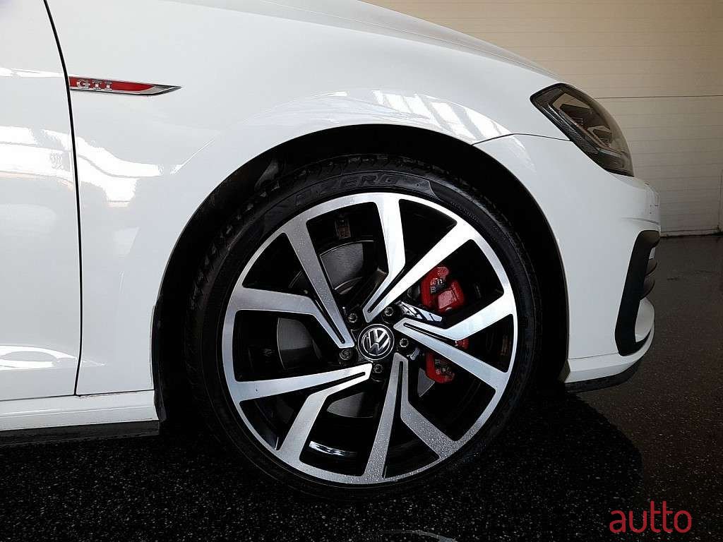 2019' Volkswagen Golf photo #2