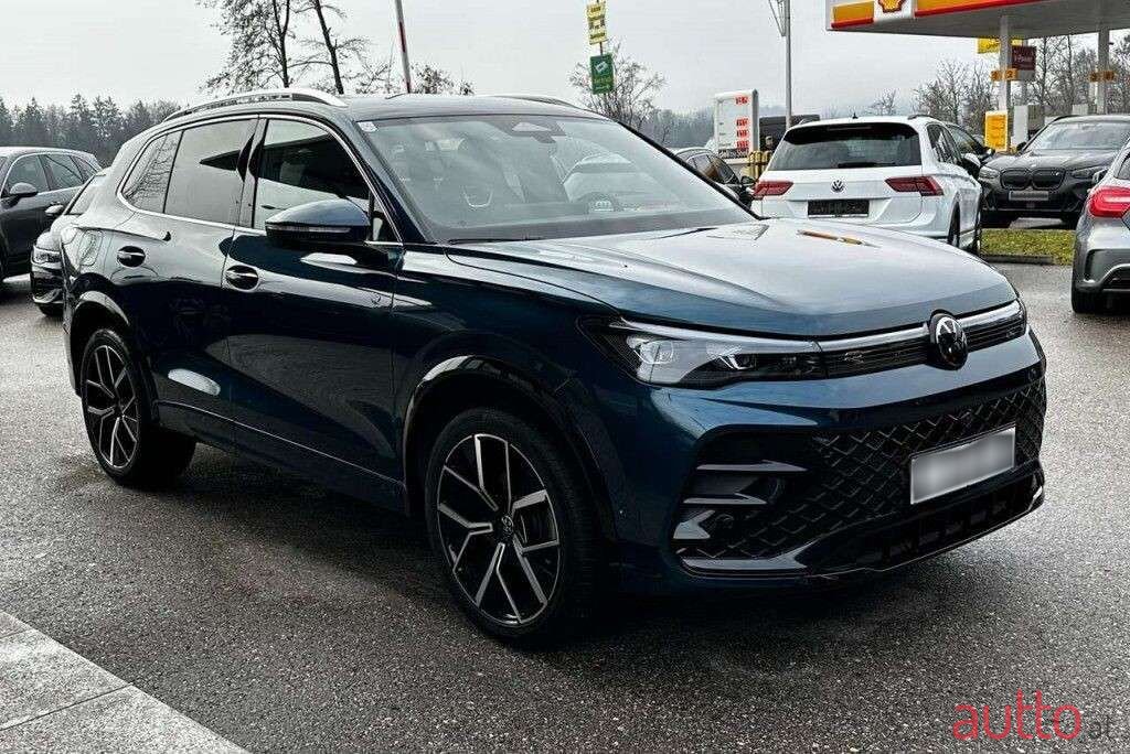 2024' Volkswagen Tiguan photo #3