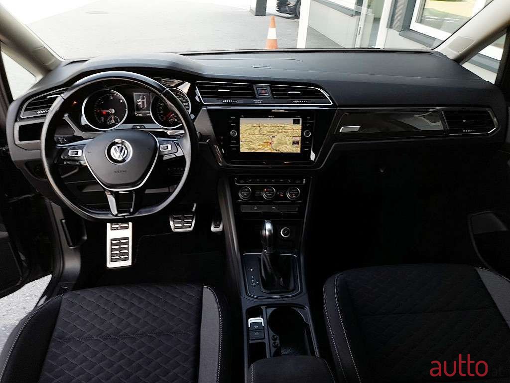 2019' Volkswagen Touran photo #3