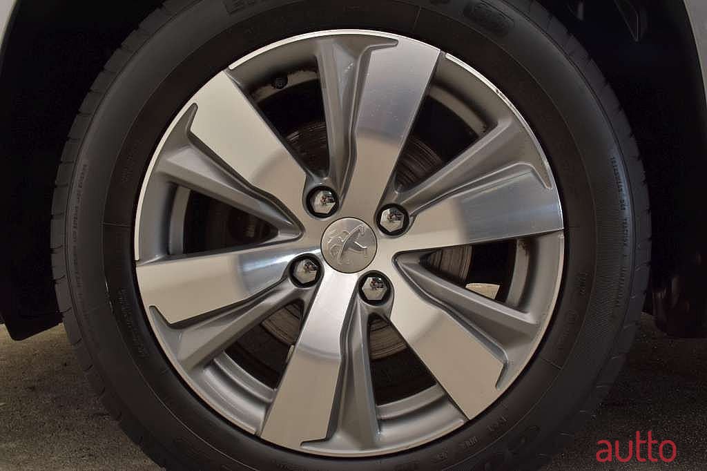 2015' Peugeot 2008 photo #4