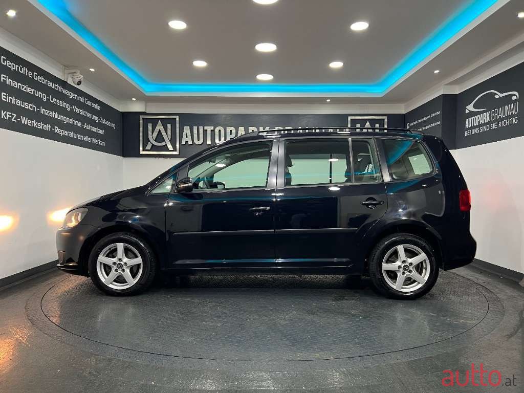 2011' Volkswagen Touran photo #3