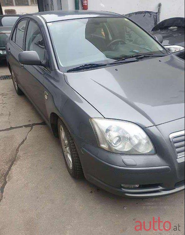 2004' Toyota Avensis photo #1