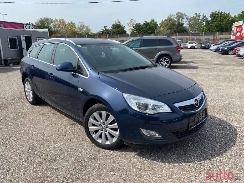 2012' Opel Astra photo #4