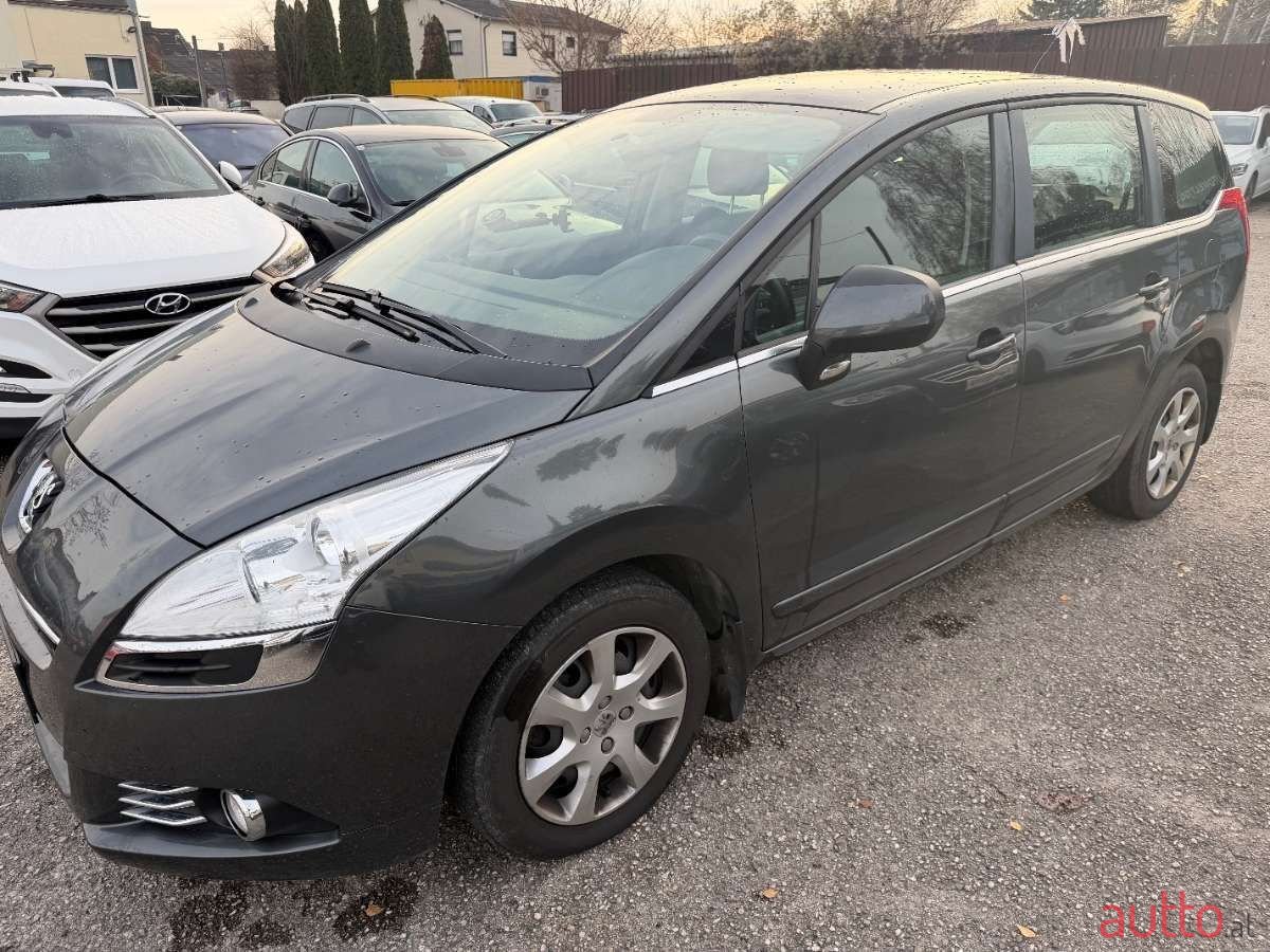 2011' Peugeot 5008 photo #2