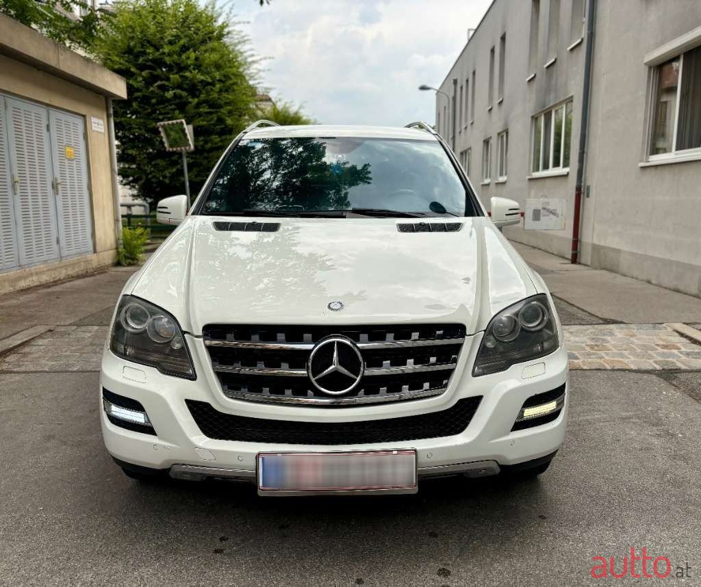 2011' Mercedes-Benz M-Klasse photo #3