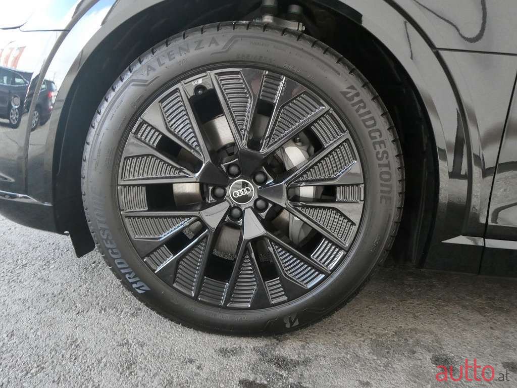 2023' Audi Q8 photo #6