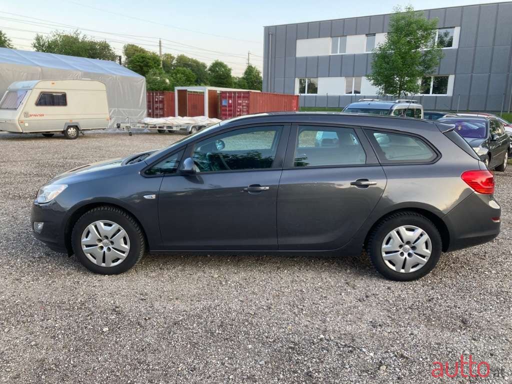 2011' Opel Astra photo #3