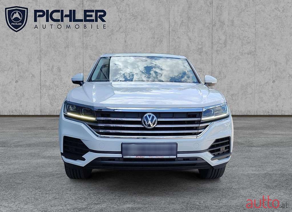 2019' Volkswagen Touareg photo #2