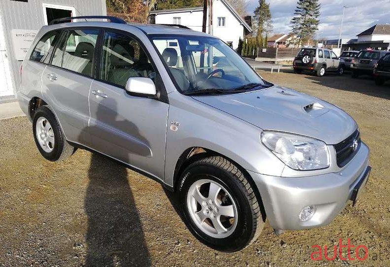 2004' Toyota RAV4 photo #1