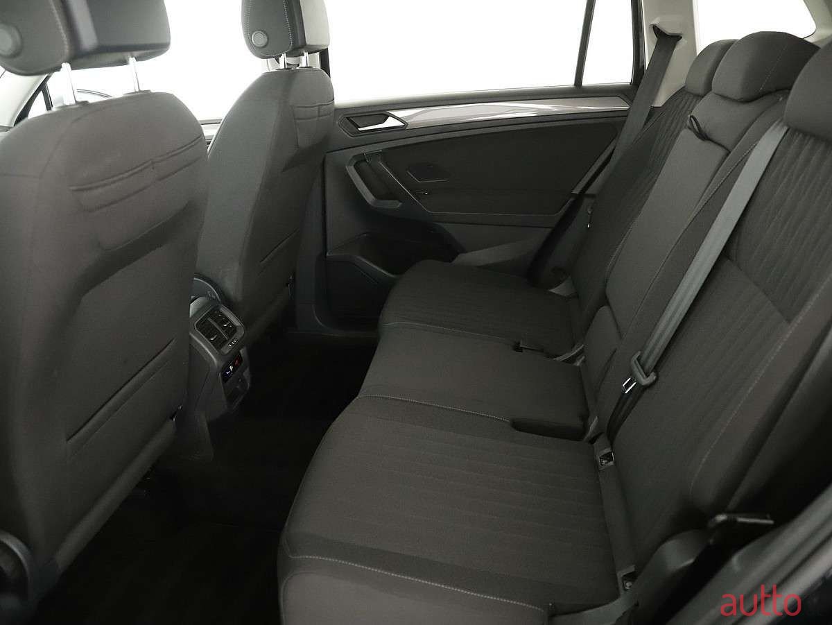 2022' Volkswagen Tiguan photo #3