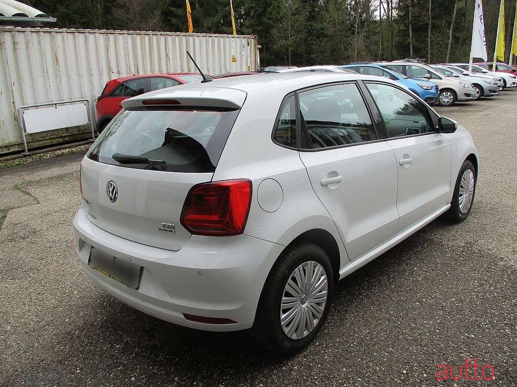 2015' Volkswagen Polo photo #2