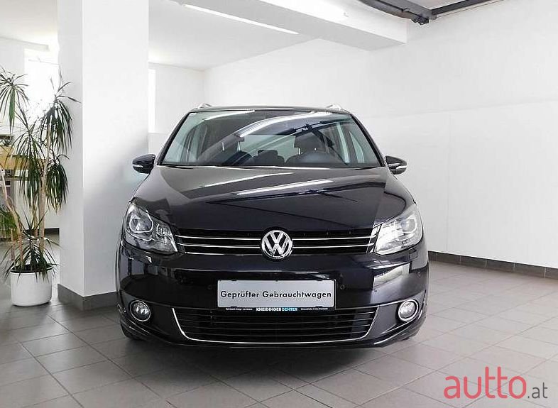 2011' Volkswagen Touran photo #1