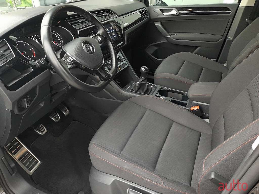 2018' Volkswagen Touran photo #3