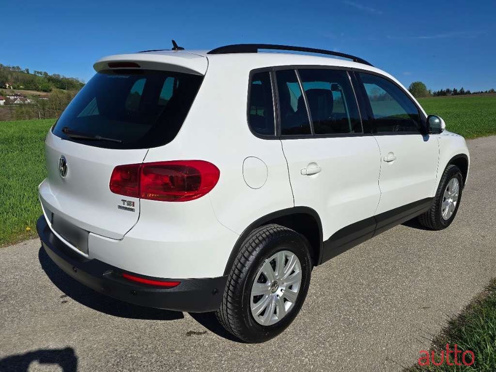 2012' Volkswagen Tiguan photo #5