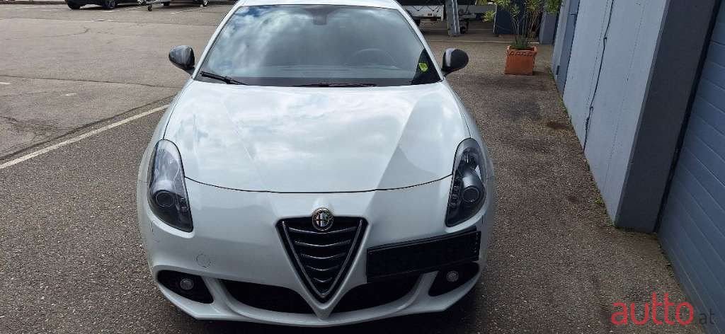 2011' Alfa Romeo Giulietta photo #5