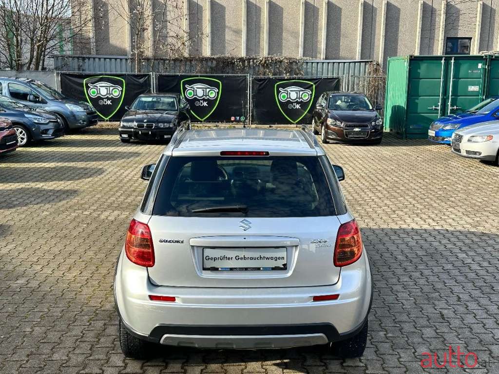 2011' Suzuki SX4 photo #3