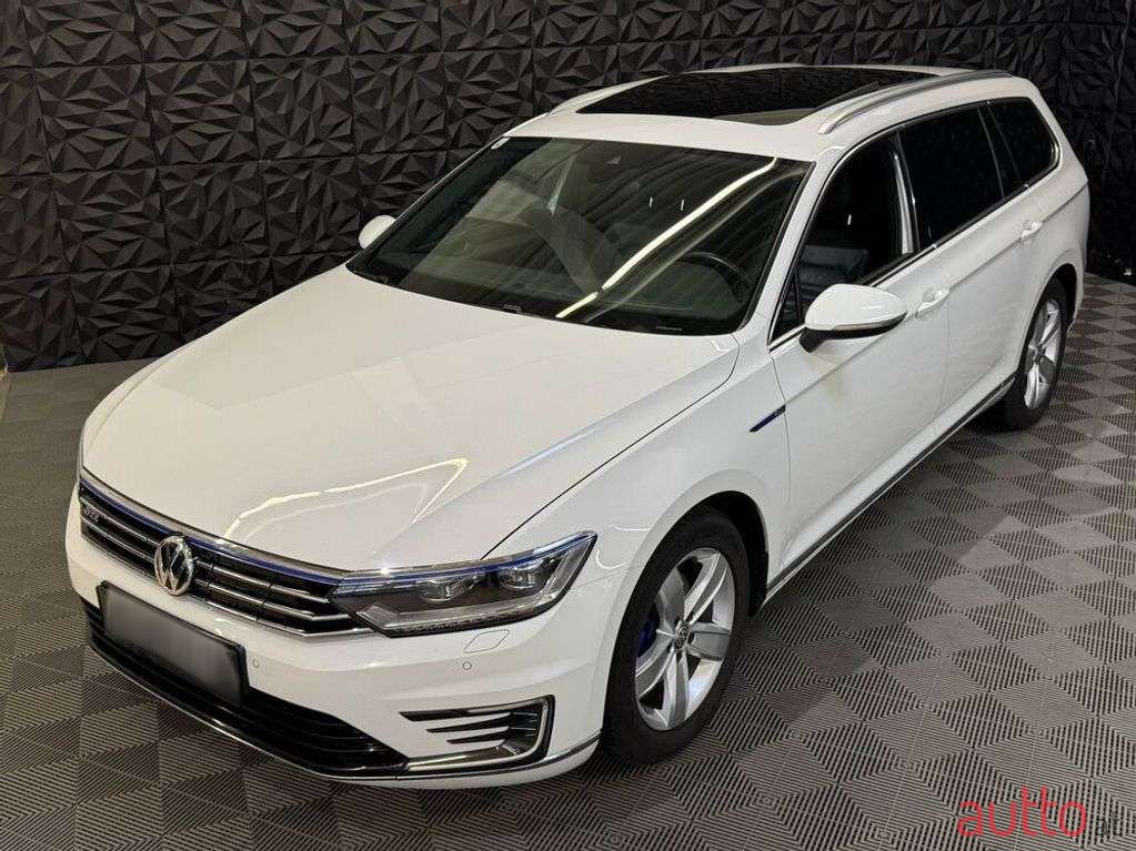 2017' Volkswagen Passat photo #6