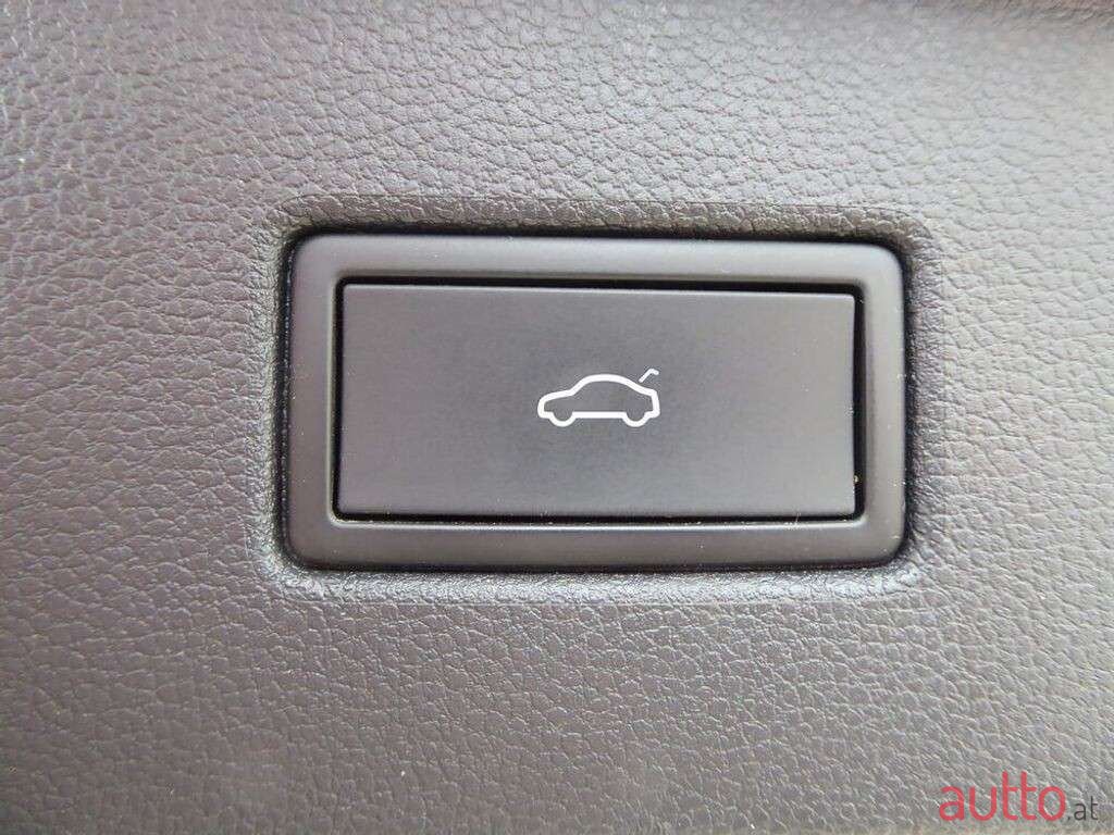 2020' Volkswagen Tiguan photo #5