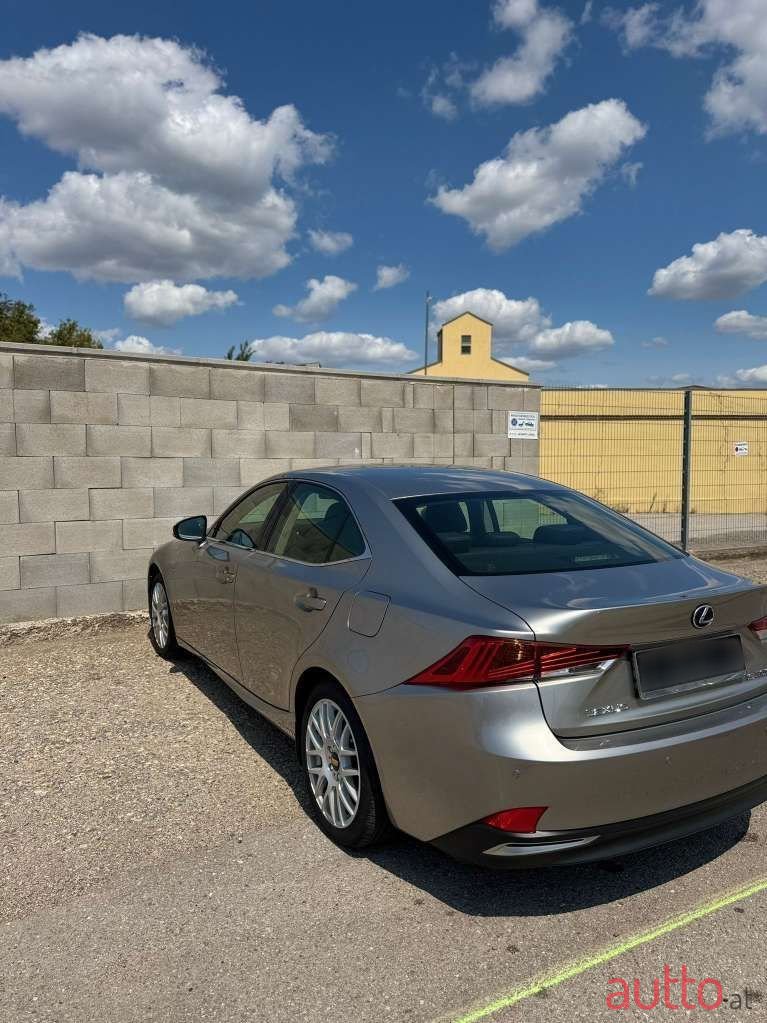 2017' Lexus IS photo #5