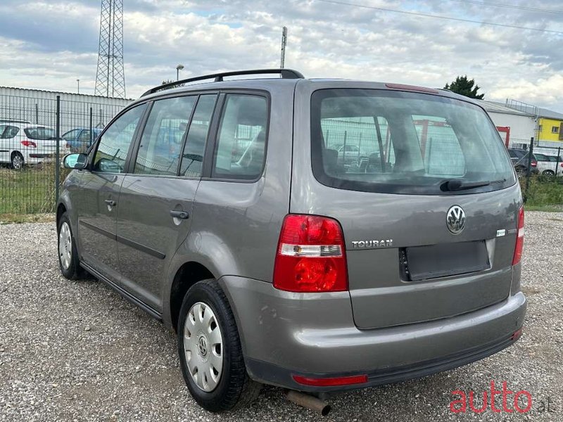 2008' Volkswagen Touran photo #3