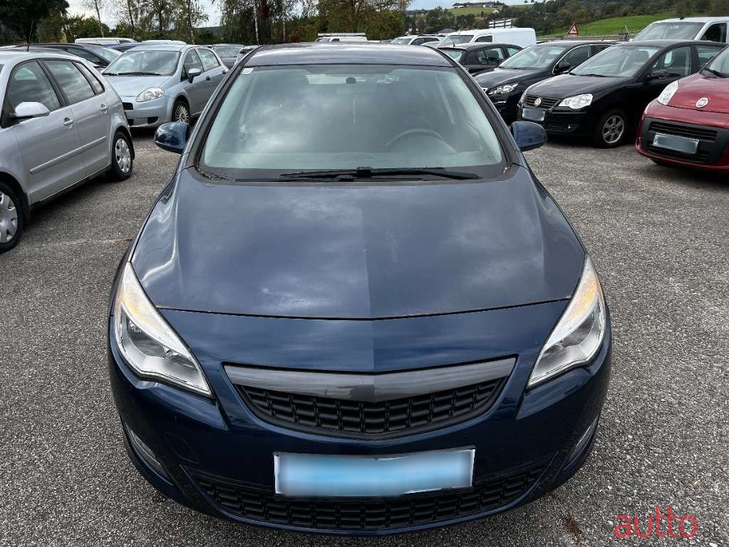 2010' Opel Astra photo #2