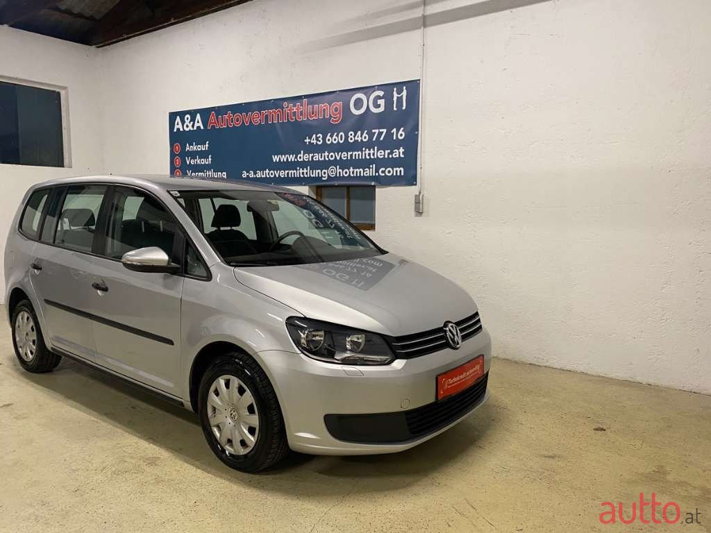 2011' Volkswagen Touran photo #1