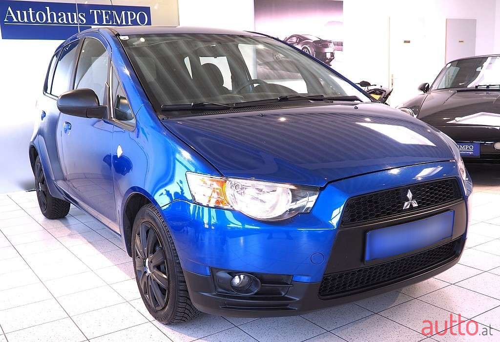 2009' Mitsubishi Colt photo #3