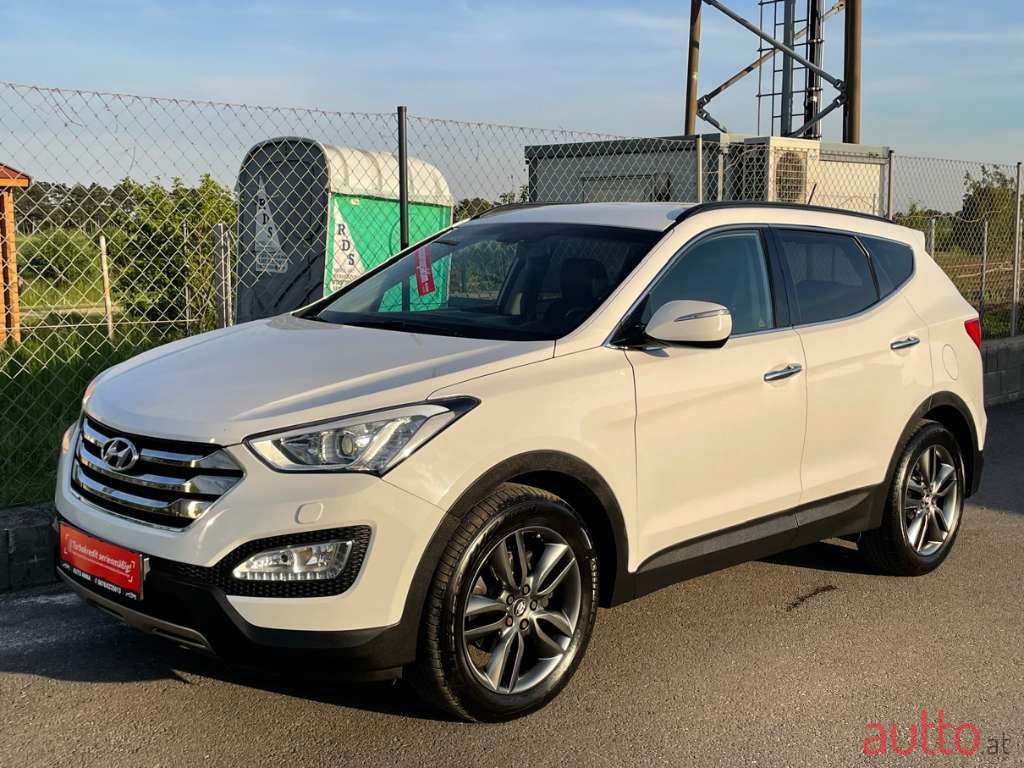 2012' Hyundai Santa Fe photo #3