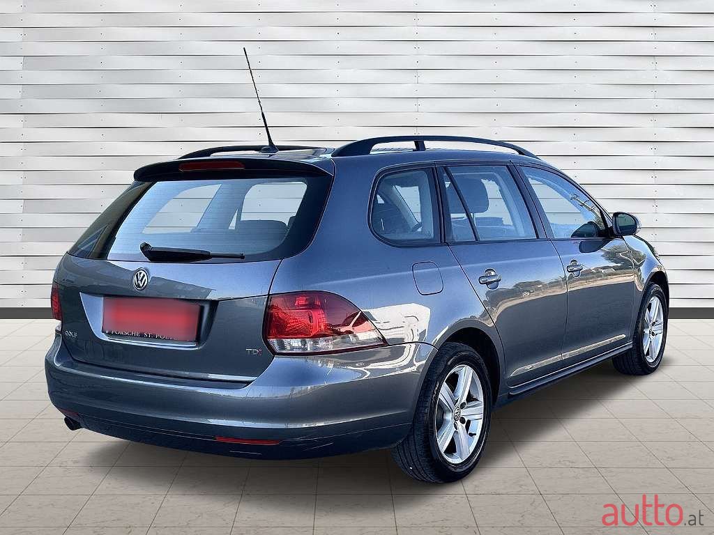 2011' Volkswagen Golf photo #5