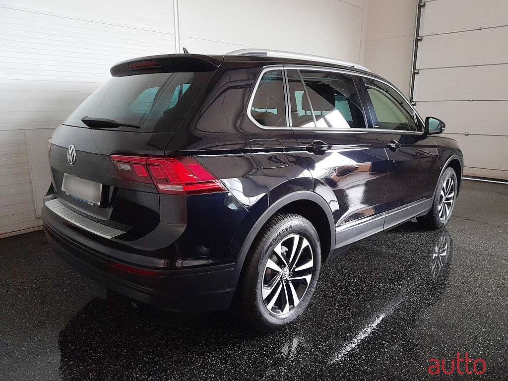 2019' Volkswagen Tiguan photo #1
