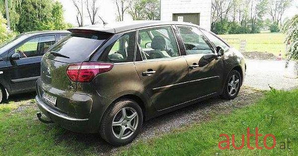 2011' Citroen C4 Picasso photo #1