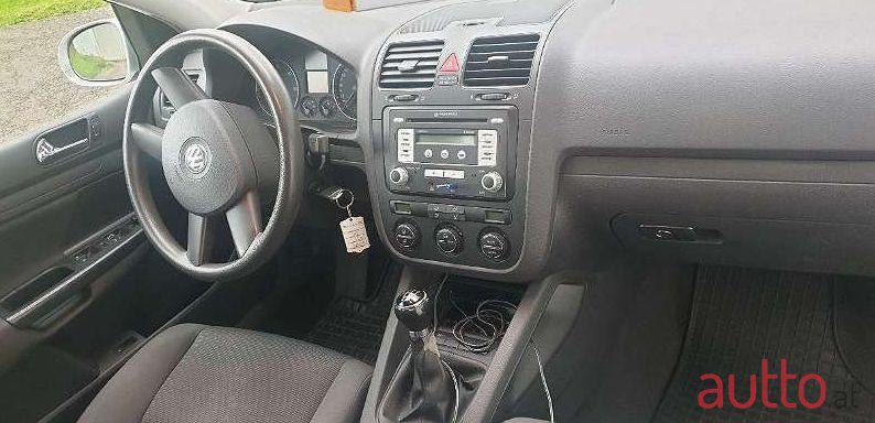 2004' Volkswagen Golf photo #2