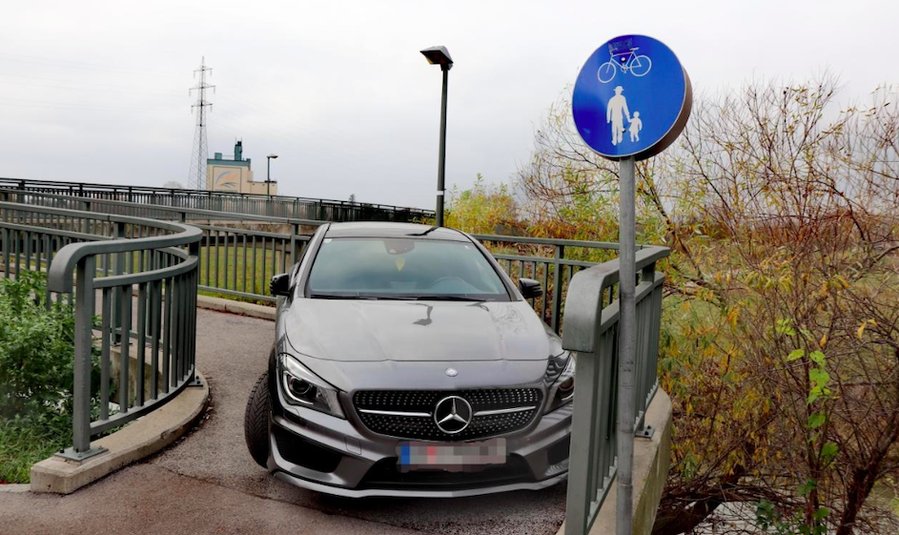 Mercedes steckte auf Fußgängerbrücke fest