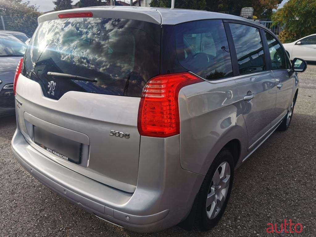2011' Peugeot 5008 photo #4