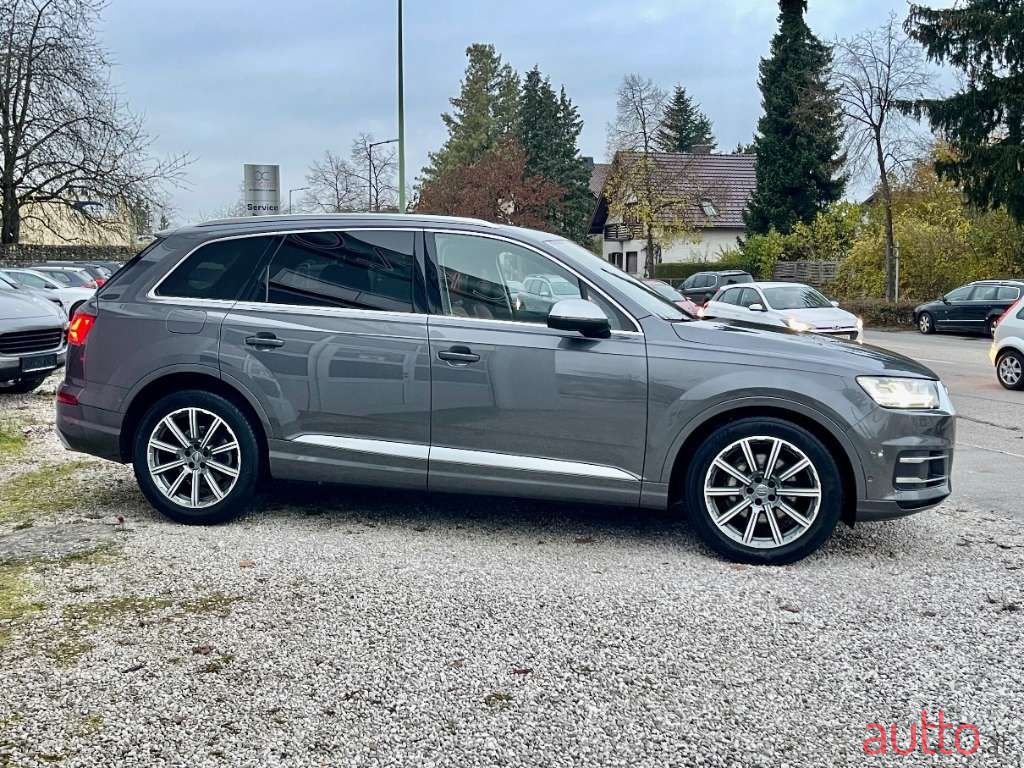 2019' Audi Q7 photo #5
