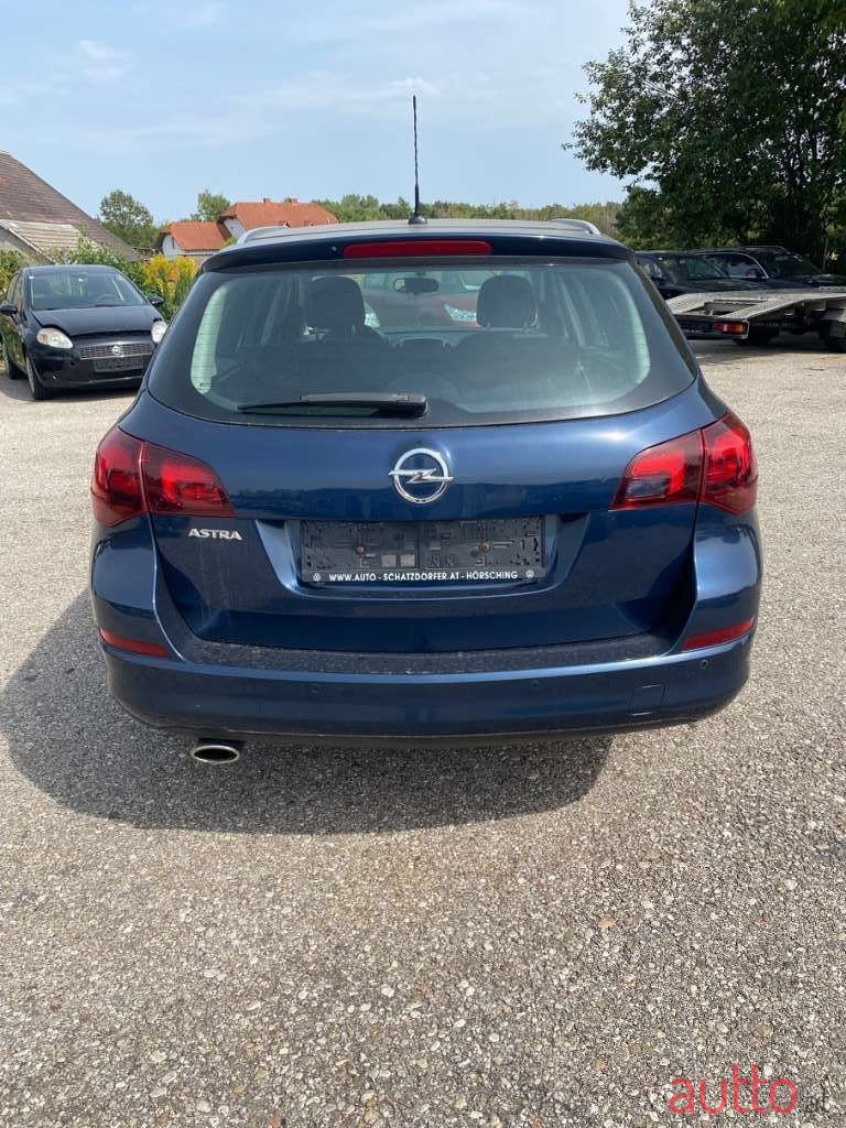 2012' Opel Astra photo #6