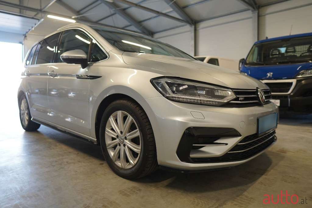 2019' Volkswagen Touran photo #1