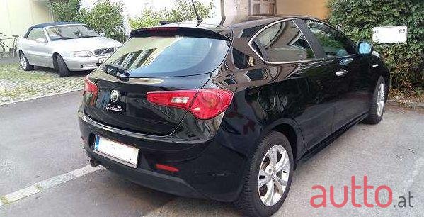 2011' Alfa Romeo Giulietta photo #2