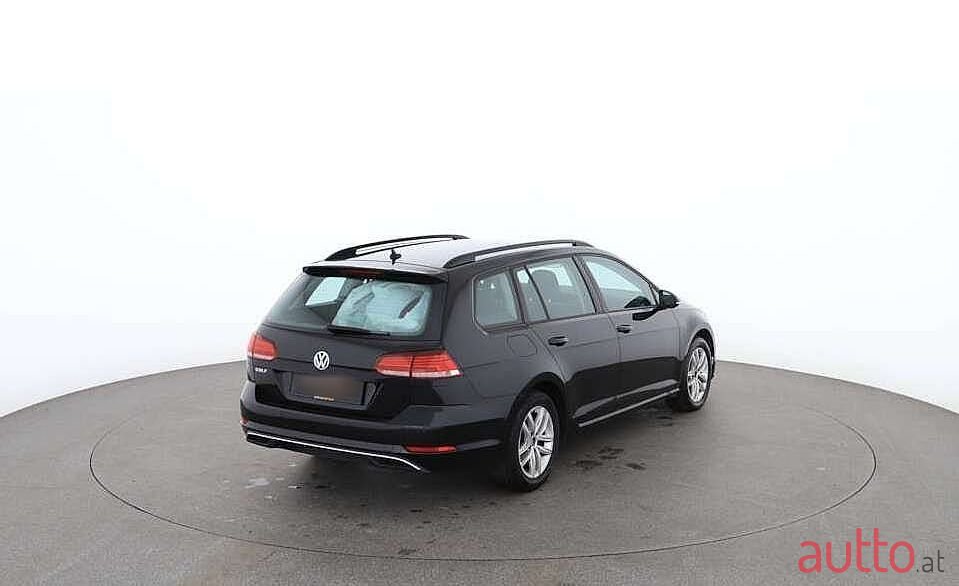 2018' Volkswagen Golf photo #3