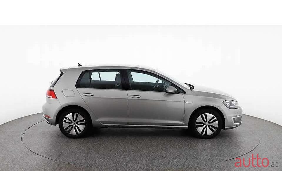 2018' Volkswagen Golf photo #2