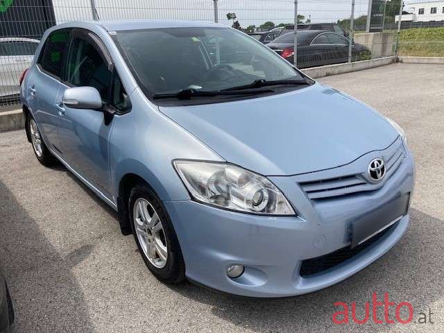 2011' Toyota Auris photo #1
