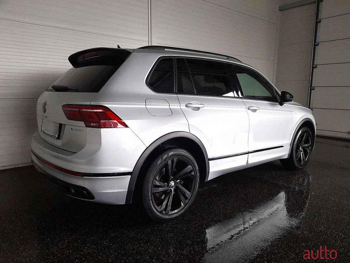 2022' Volkswagen Tiguan photo #2