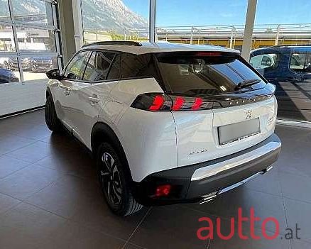 2023' Peugeot 2008 photo #2