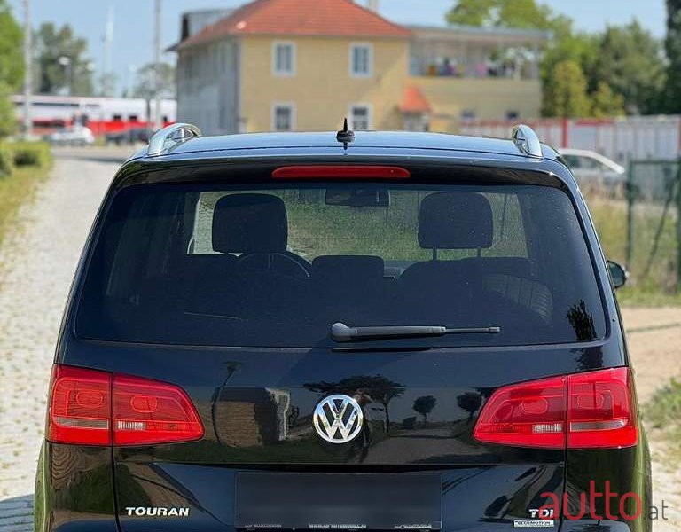 2013' Volkswagen Touran photo #5