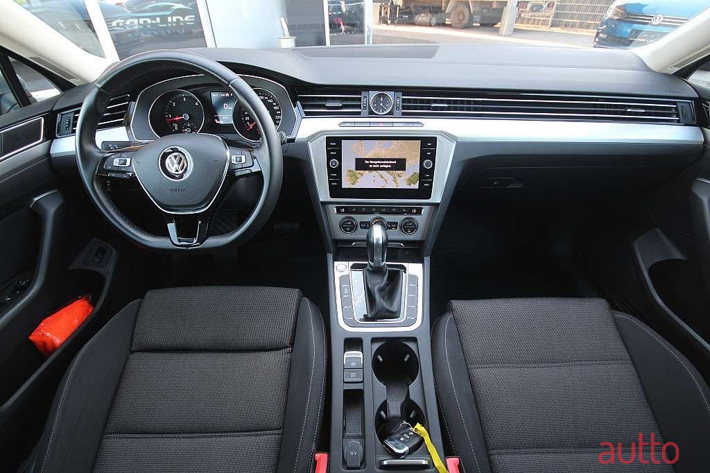 2017' Volkswagen Passat photo #2