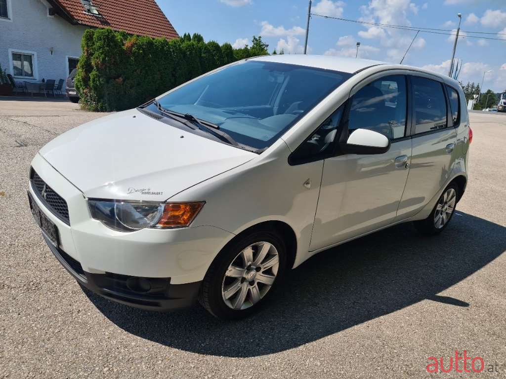 2011' Mitsubishi Colt photo #2